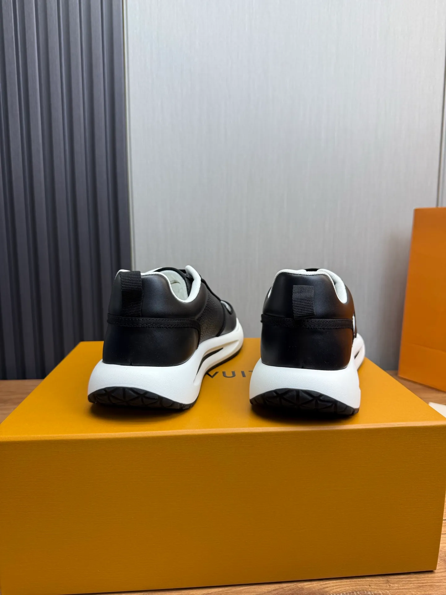 Men's shoes 💰820💰 Lv. Top purchasing agent 🇮🇹 Louis Vuitton, sports shoes counter synchronization, uppers imported from Italy, high-quality splicing and complex handicrafts, imported mesh pads are soft and comfortable, soles: original factory special soles, TPU exclusive movable molded soles super comfortable, original factory single goods, 🔍🔍high quality, you can enter and exit the counter at will, welcome to compare, code number 38-44 (Customized 38.45)